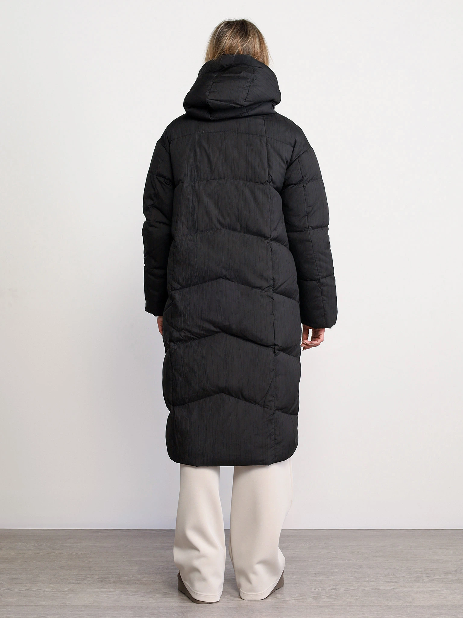 Пуховик черного цвета с капюшоном